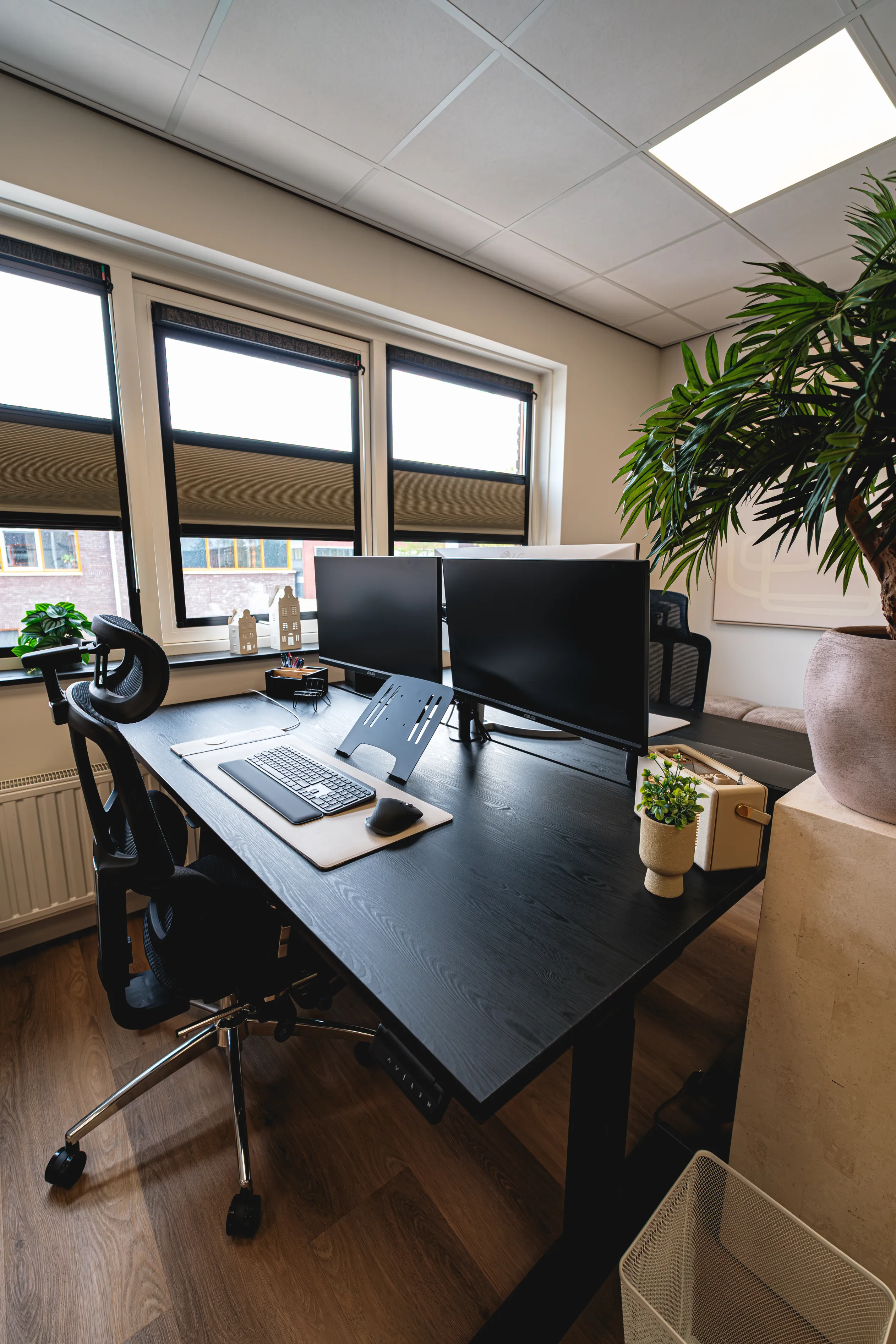 Flexwerkplek met dubbel scherm en ergonomische stoel