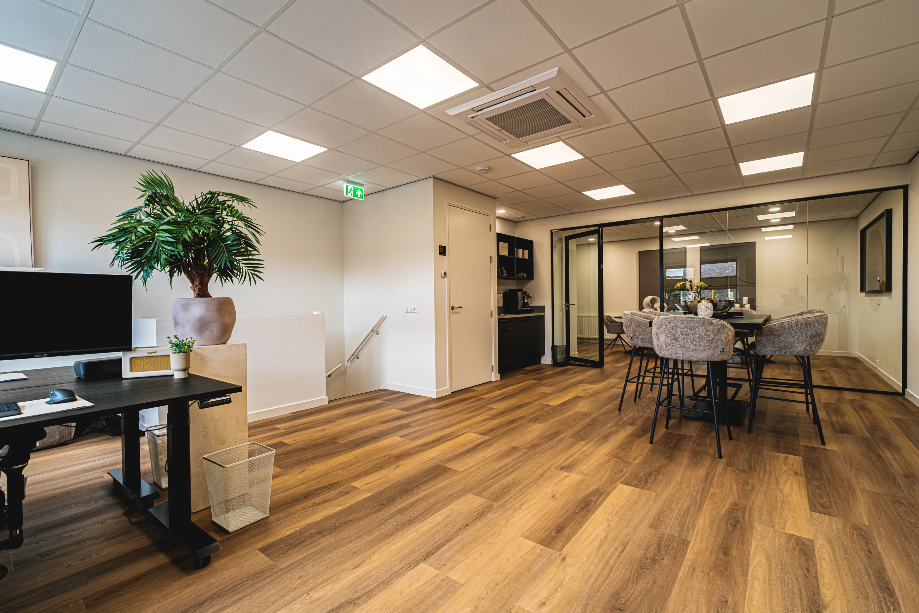 Open werkruimte met flexplek en zithoek