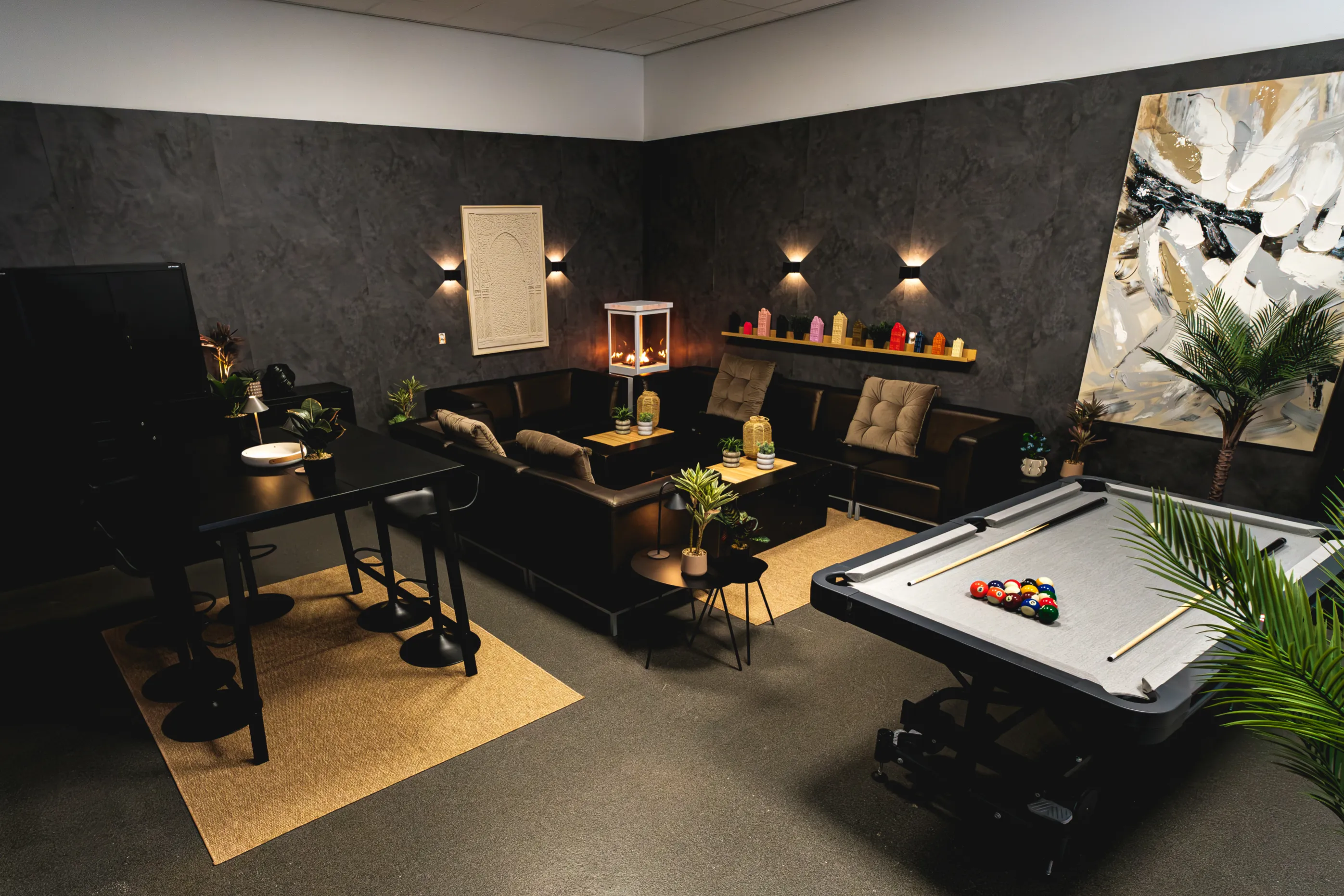 Loungeruimte met biljarttafel, open haard, loungebanken en bar